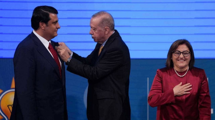 CHP'den AKP'ye geçen belediye başkanı ihale verdiği şirketin ortağının arabasına biniyormuş!