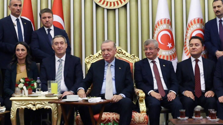 Davutoğlu, kendini savundu: Surat asmanın alemi ne