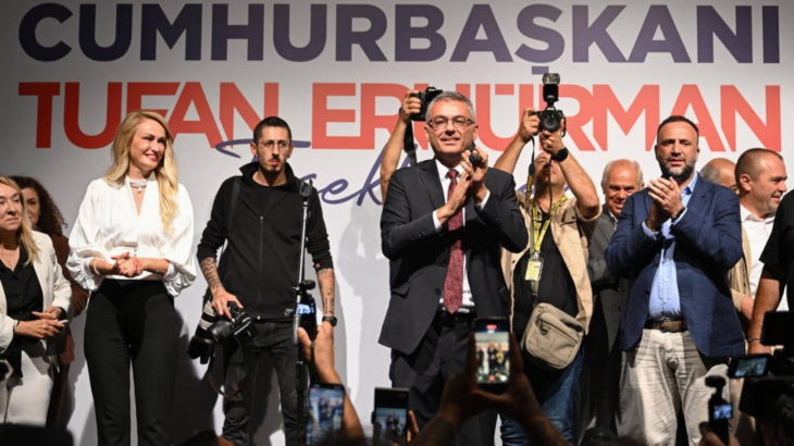 Kuzey Kıbrıs'ın yeni Cumhurbaşkanı Tufan Erhürman mazbatasını aldı