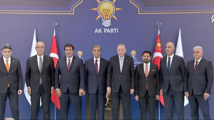 7 belediye başkanı daha AKP'ye geçti: Erdoğan rozetlerini taktı