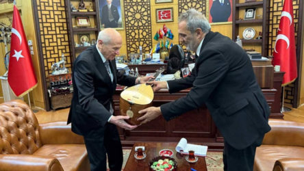 Yavuz Bingöl'den Bahçeli'ye ziyaret: Deyiş çaldı, bağlamasını hediye etti