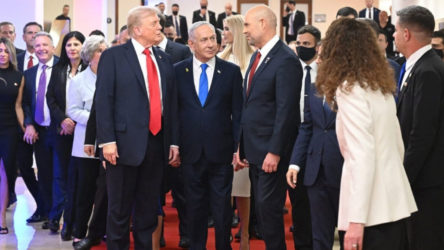 Trump, İsrail Meclisi'nde konuşurken protesto edildi