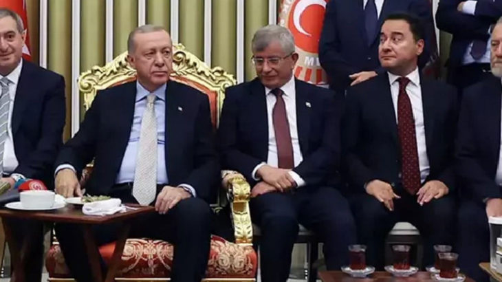 Davutoğlu özüne döndü: Kürsüden Özgür Özel'e yüklendi