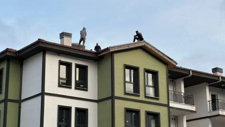 TOKİ şantiyesinde haklarını alamayan işçiler çatıya çıktı