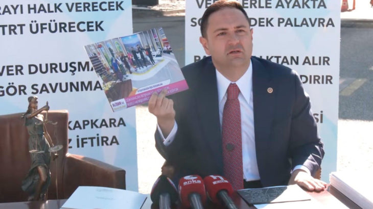 CHP'li Akdoğan TRT önünde 10 Kasım'daki skandal yayını protesto etti