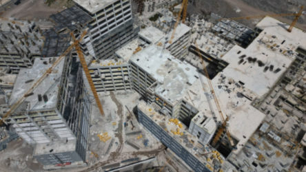 Şanlıurfa Şehir Hastanesi şantiyesinde çalışan inşaat işçileri ödenmeyen ücretleri için iş bıraktı