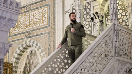 Cihatçı Colani askeri kıyafetle namaz kıldırdı