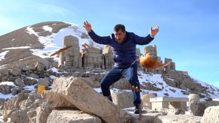 Nemrut Dağı'nda sazını parçalayan türkücüye soruşturma