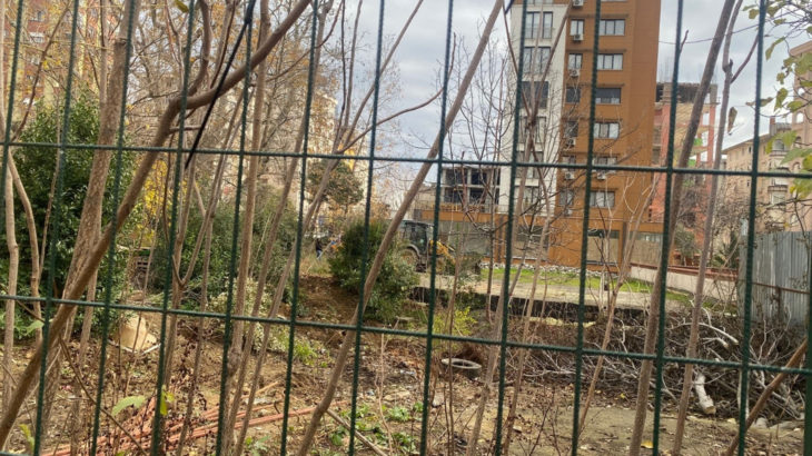 Kozyatağı'ndaki tarihi çınarların olduğu alana iş makinaları girdi