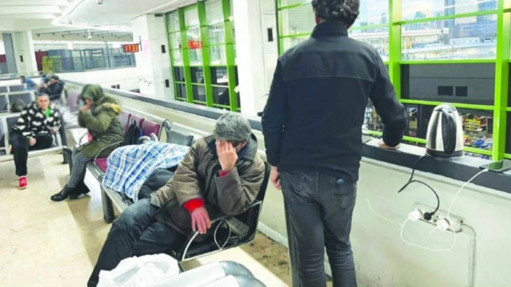 Barınma krizi derinleşiyor: Yurttaşlar otobüs terminalinde yaşamaya başladı