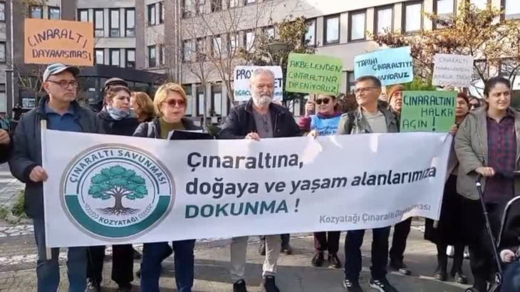 Kozyatağı Mahallesi sakinleri asırlık çınarları savunmak için Kadıköy Belediyesi önünde basın açıklaması yaptı
