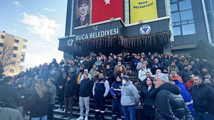 Buca Belediyesi'de ücretleri ödenmeyen işçiler iş bıraktı