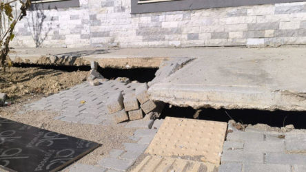 Deprem sonrası inşaa edilen TOKİ konutlarında yağmurdan sonra göçük yaşandı