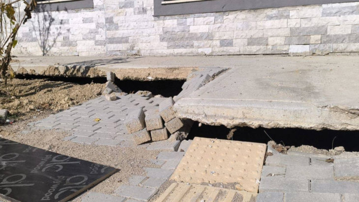 Deprem sonrası inşaa edilen TOKİ konutlarında yağmurdan sonra göçük yaşandı