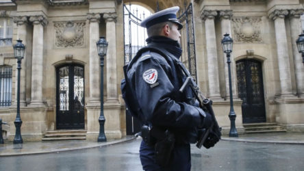 Macron'un çalışma ofisine sadece dört dakika mesafede uyuşturucu ağı yönetilmiş