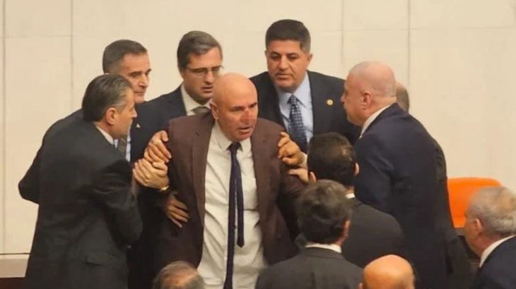 Meclis'te Akın Gürlek gerilimi: AKP'li vekillerin arasına girerek yemin edebildi!