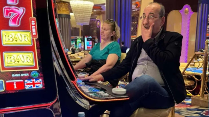 Yüksek maaş iddialarıyla gündeme gelen Tez Koop-İş yöneticilerinin kumarhane görüntüleri çıktı