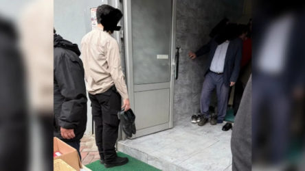 Polis cami kapısında elinde ayakkabı ve keratayla kaymakamı bekledi!