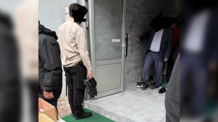 Polis cami kapısında elinde ayakkabı ve keratayla kaymakamı bekledi!