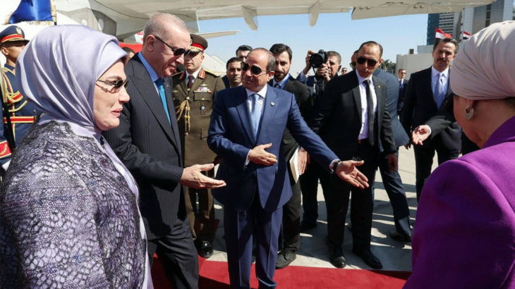 Erdoğan Mısır'da: Sisi tarafından karşılandı