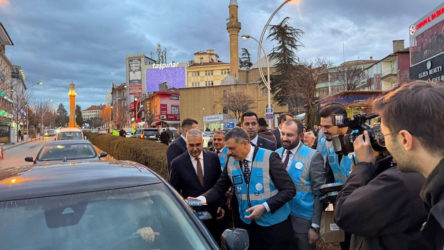 Yeni İçişleri Bakanı Çiftçi AKP yeleği giydi, kumanya dağıttı