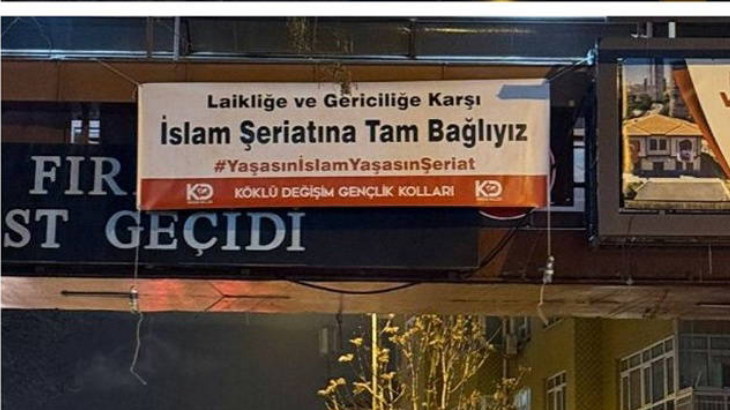 Gericiler Ankara'da şeriat pankartları astılar