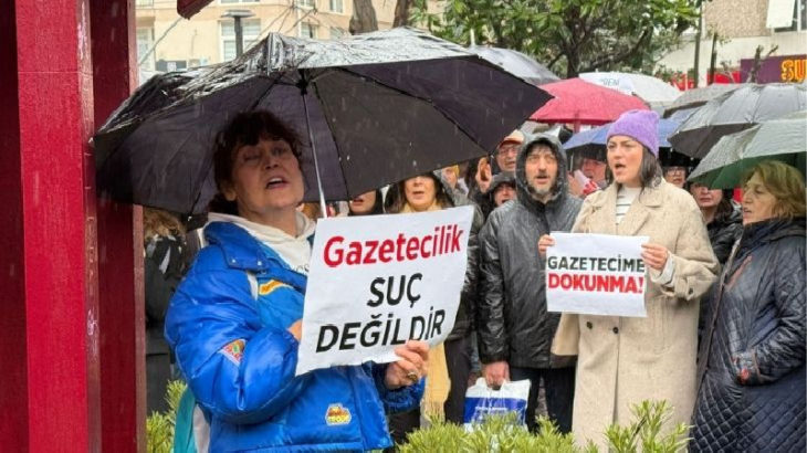 Gazeteciler ve yurttaşlar yağmura rağmen 