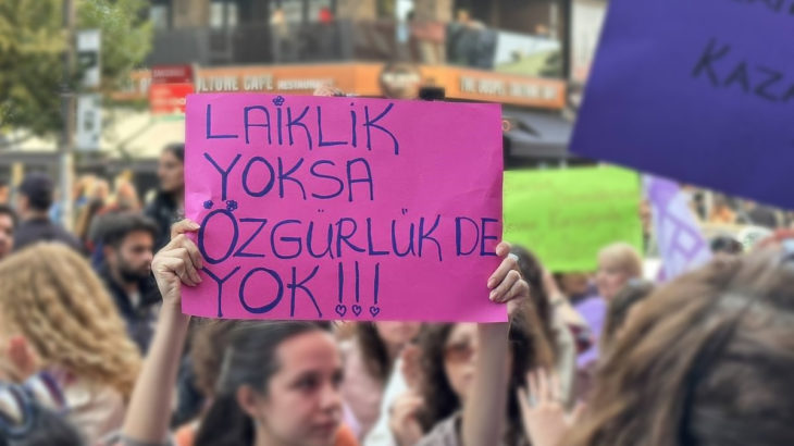 Laiklik sanık sandalyesinde