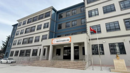 Mersin'de bir lise öğrencisi okulda silahla yakalandı