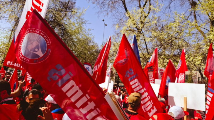 Bakanlığın önüne yürümek isteyen öğretmenlere polis barikatı: Öğretmenler ölürken neredeydiniz?