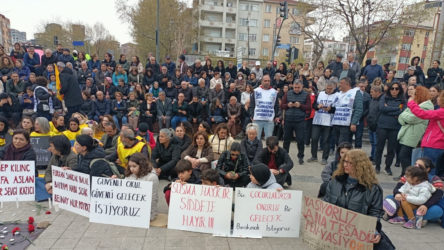 Eğitimciler Kartal'da oturma eylemi gerçekleştirdi