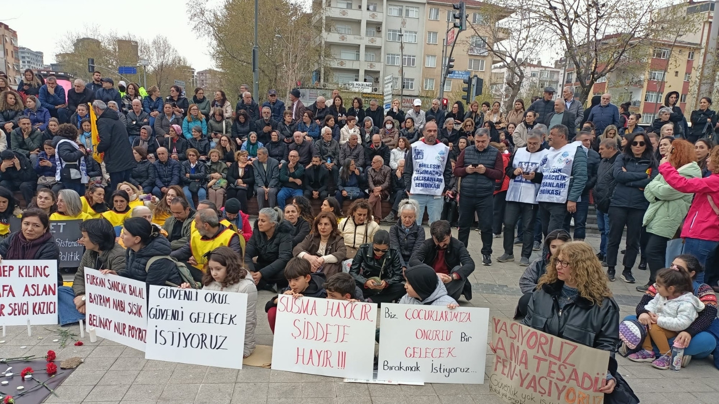 Eğitimciler Kartal’da oturma eylemi gerçekleştirdi