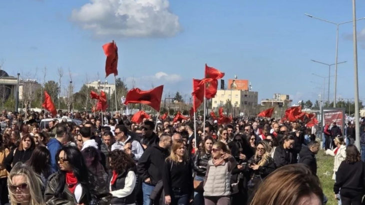 Kıbrıs'taki grev ve protesto devam ediyor: Erhürman alana geldi