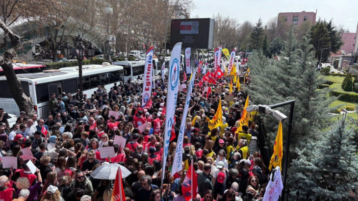 Okul saldırısı sonrasında MEB'e yürümek isteyen öğretmenlere polis barikatı