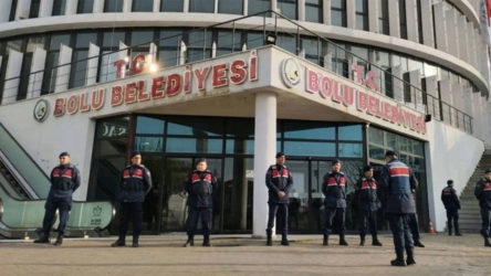 Bolu Belediyesi'ne operasyon: Jandarma belediye binasında arama yapıyor