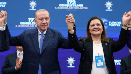 AKP'ye geçeceği konuşuluyordu: Burcu Köksal'ın rozetini Erdoğan taktı