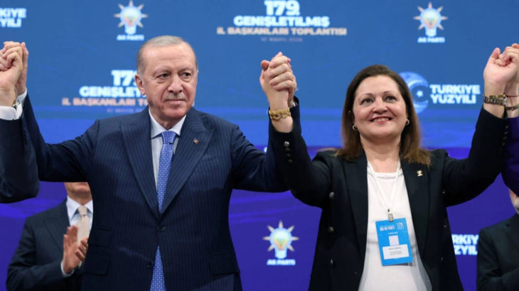 AKP'ye geçeceği konuşuluyordu: Burcu Köksal'ın rozetini Erdoğan taktı