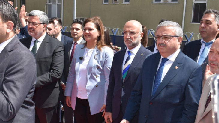 AKP'ye geçen Burcu Köksal törenle karşılandı