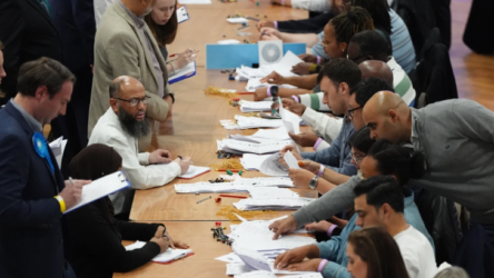 İngiltere'deki yerel seçimlerde  aşırı sağ önde çıktı