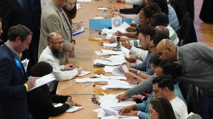 İngiltere'deki yerel seçimlerde  aşırı sağ önde çıktı