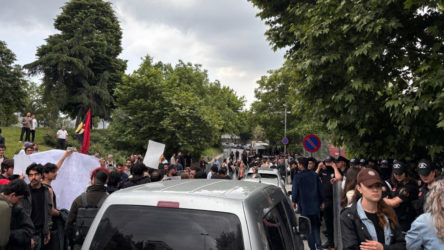 Bilgi Üniversitesi'nde öğrenciler ayakta