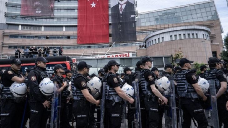 CHP Genel Merkezi'ne polis müdahalesi