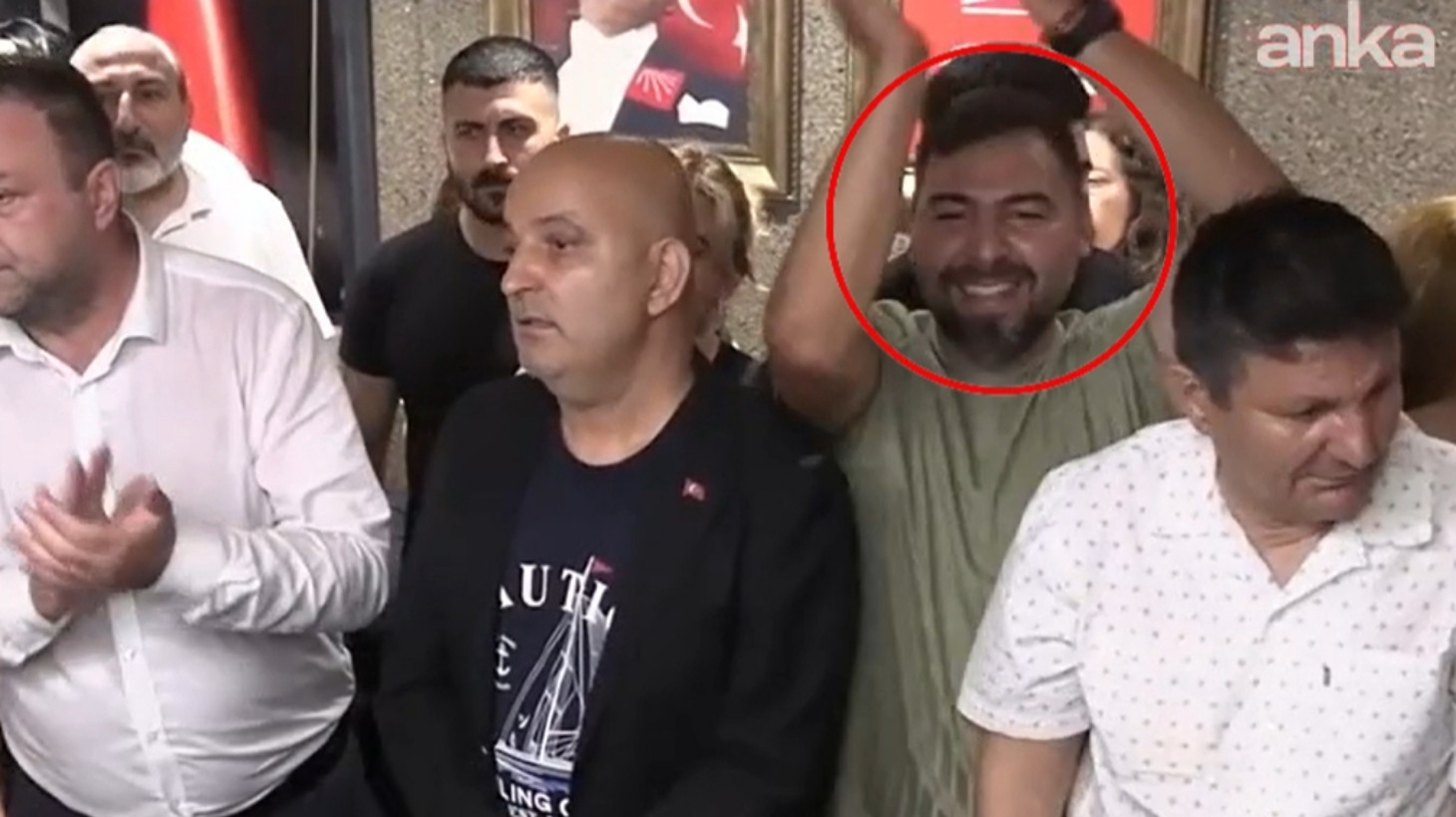 CHP İzmir İl Başkanlığı binasına giren grubun içinden hırsızlık sabıkası çıktı