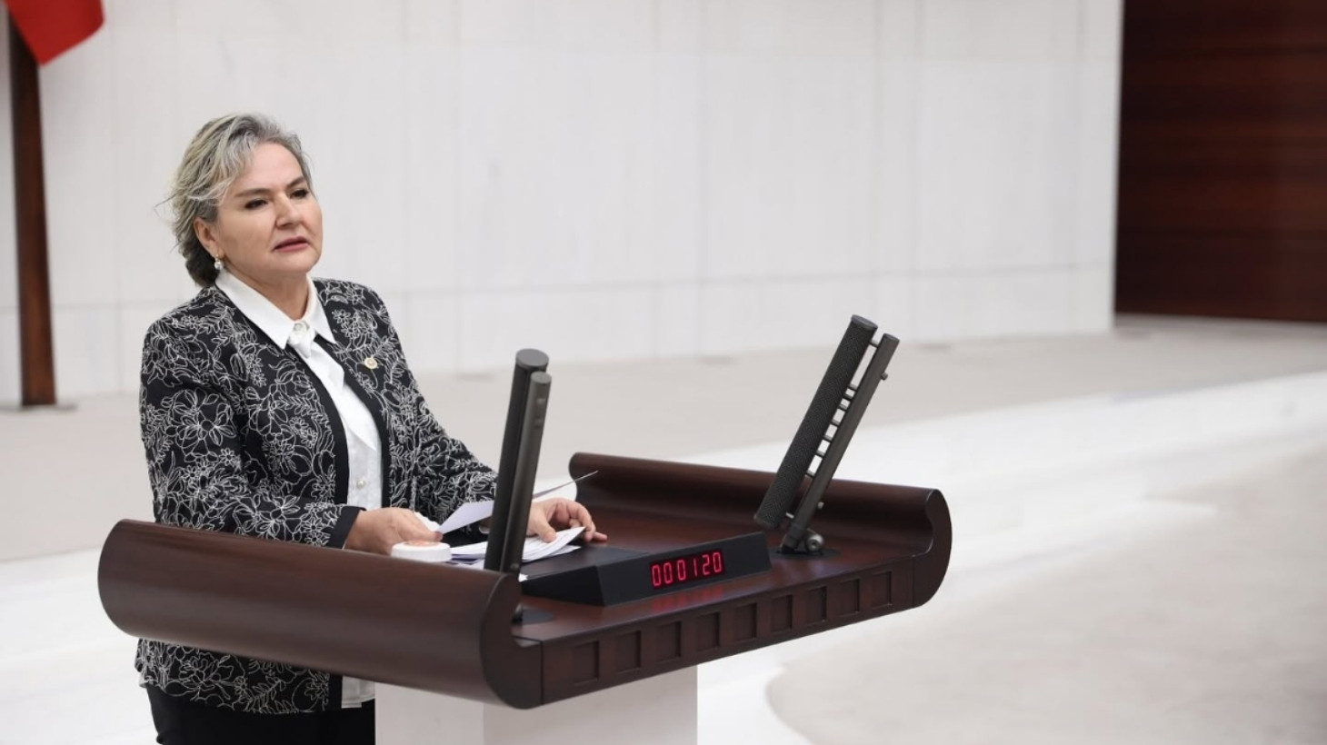 Nimet Özdemir CHP’den istifa etti