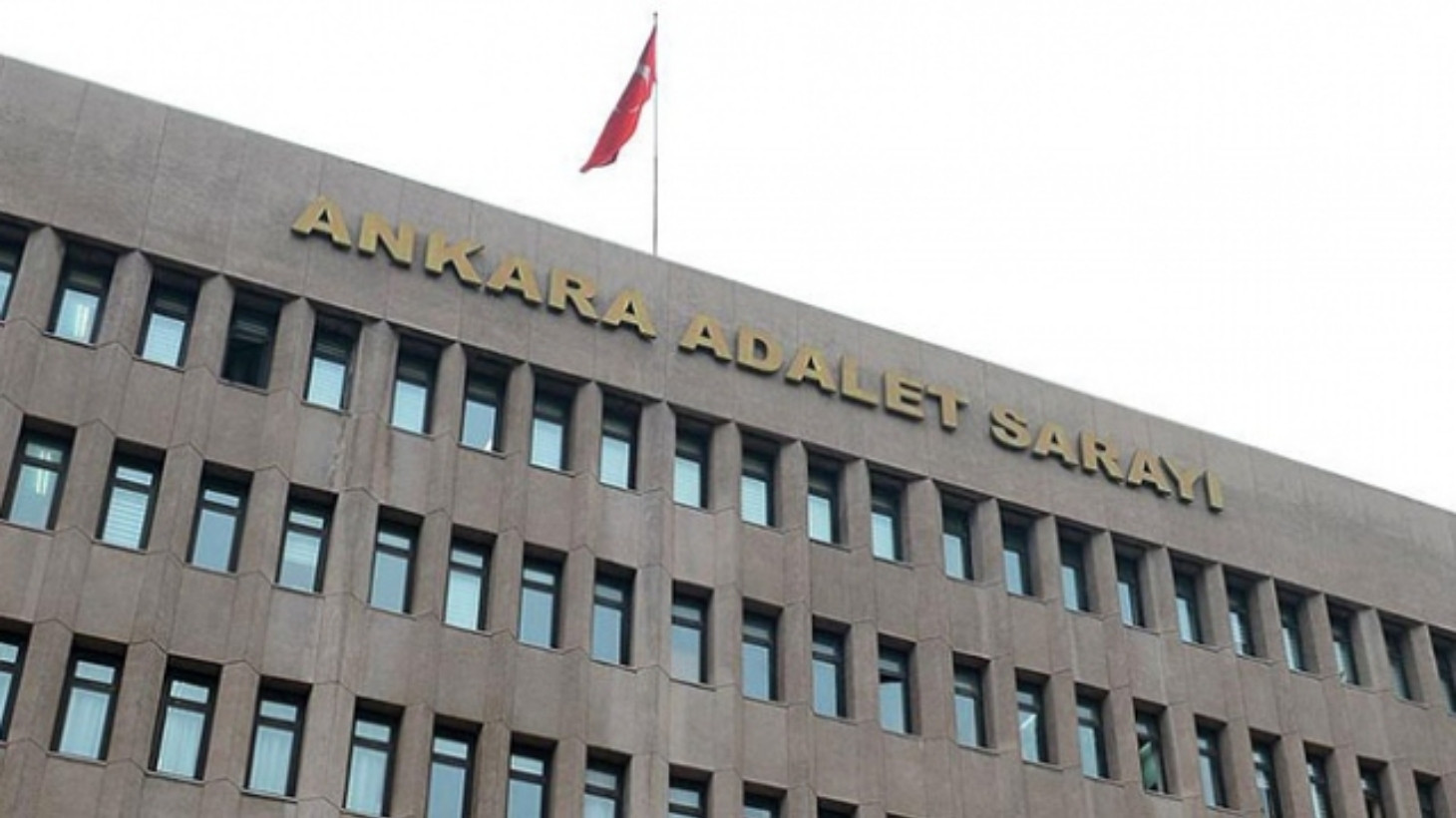 NATO zirvesi öncesi Ankara’da ev baskınlarıyla gözaltına alınan yurttaşlar adliyeye sevk edildi