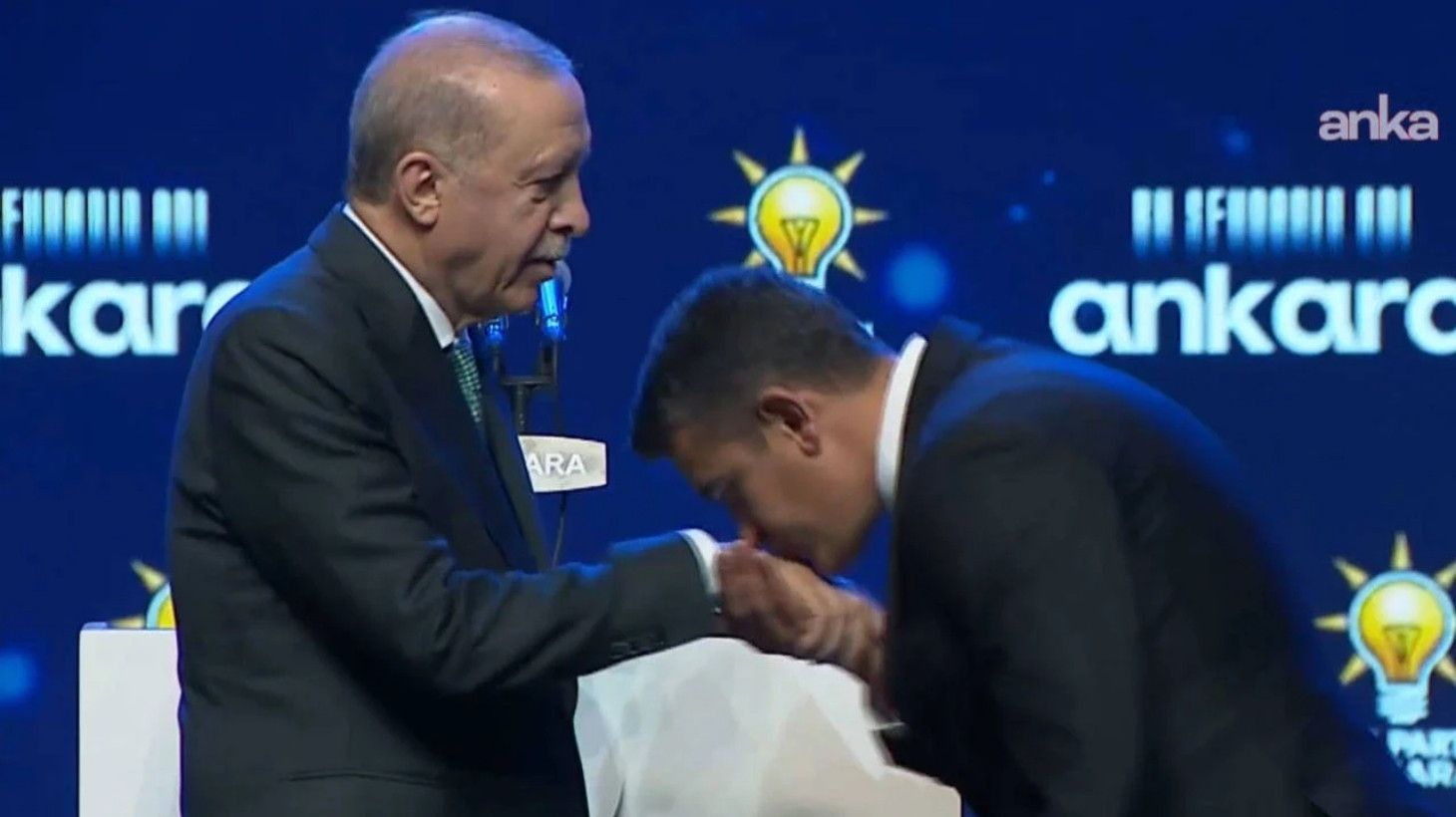 Haymana Belediye Başkanı Levent Koç CHP’den istifa ettiği gün AKP’ye katıldı: Erdoğan’ın elini öptü, rozeti ‘kaptı’