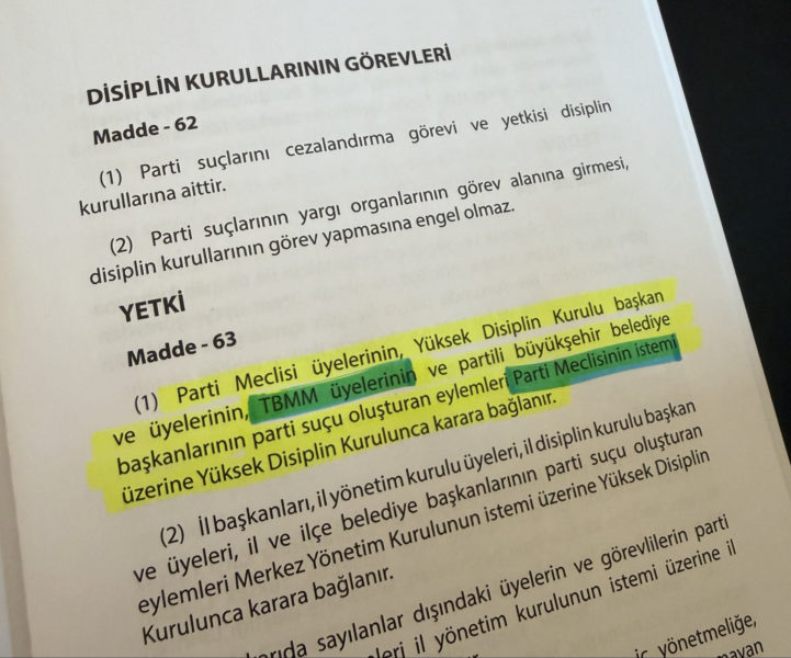 Mahkeme kararı sonrası göreve getirilen Kemal Kılıçdaroğlu yönetimi, Özgür Özel'e yakınlığıyla bilinen 9 milletvekilini kesin ihraç istemiyle disipline sevk ettiğini duyurdu. Disiplin sürecine sevk edildiği belirtilen isimler arasında Ensar Aytekin, Ali Mahir Başarır, Gökhan Günaydın, Nurhayat Altaca Kayışoğlu, Özgür Karabat, Umut Akdoğan, Veli Ağbaba, Turan Taşkın Özer ve Burhanettin Bulut'un yer aldı. İhraç listesinde yer alan Ankara Milletvekili Umut Akdoğan, milletvekillerinin MYK kararıyla disipline sevk edilemeyeceğini savundu. CHP Ankara Milletvekili Umut Akdoğan, sosyal medya hesabından yaptığı paylaşımla karara tepki gösterdi. 'PARTİ MECLİSİ KARARI GEREKİR' Akdoğan paylaşımında, “Bizi partiden atacaklarmış. Ah, ahhh… Ne cehalet yahu. Biz TBMM üyesiyiz. Milletvekillerini MYK kararı ile disipline veremezsiniz. Parti Meclisi kararı gerekir” ifadelerine yer verdi. Akdoğan paylaşımında parti tüzüğündeki ilgili maddelere de dikkat çekti.