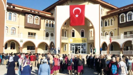 İmam Hatip Lisesi afişinde kız öğrenciler sansürlendi