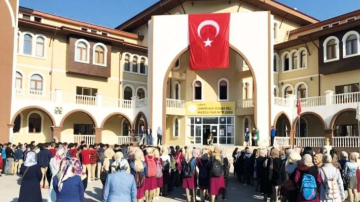 İmam Hatip Lisesi afişinde kız öğrenciler sansürlendi