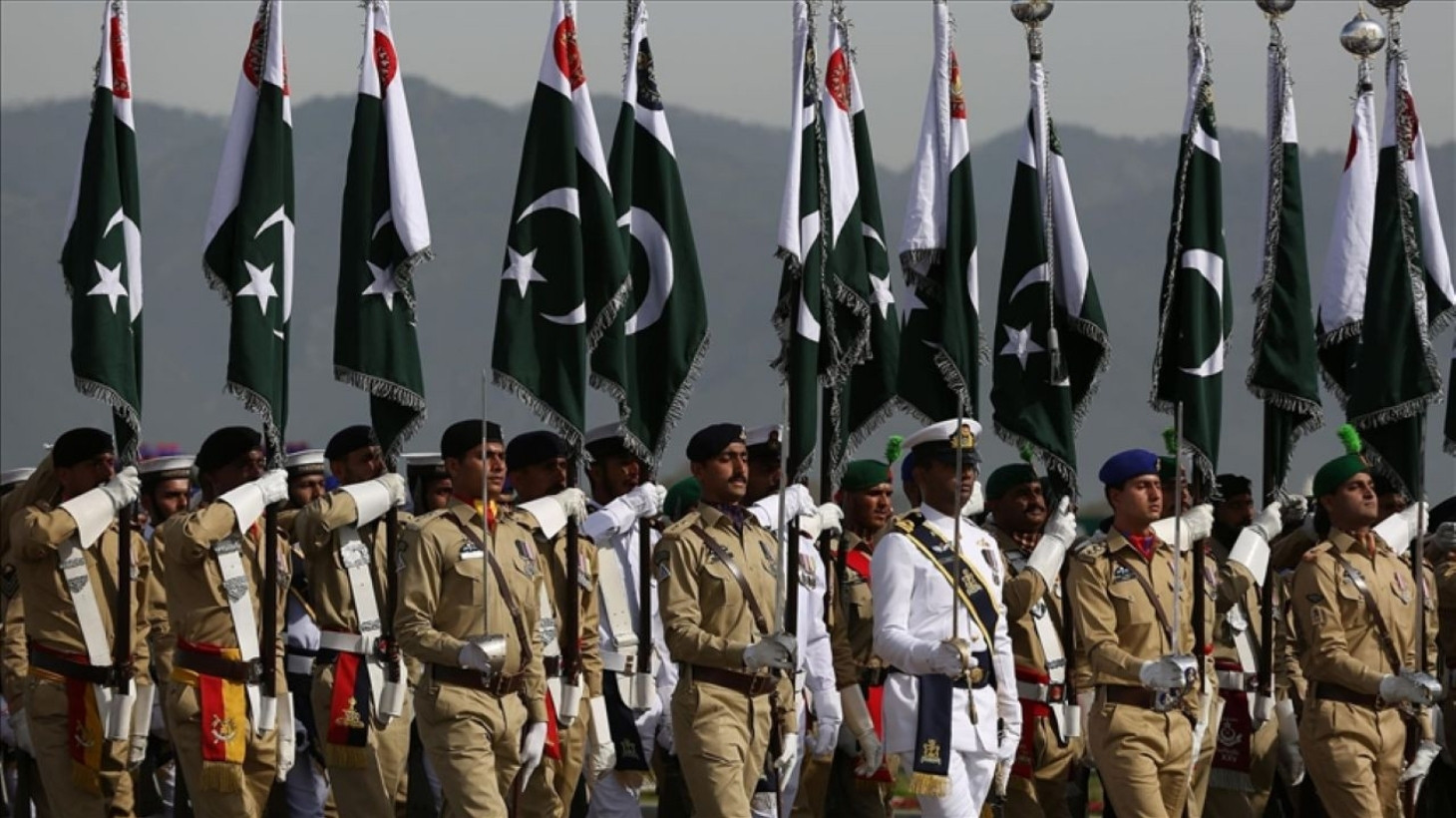 Pakistan’dan, İran’a saldırılar devam ederken Suudi Arabistan’a dev askeri sevkiyat